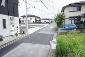 横沢分譲地：接続市道(南側より撮影）