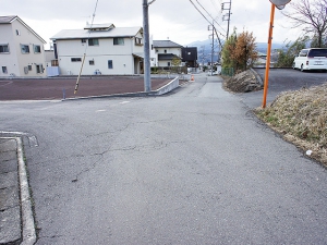 小泉第三期分譲地：西側市道(北側より撮影)