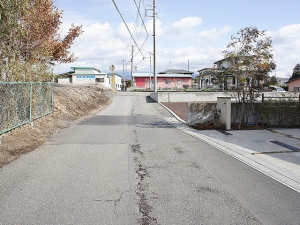 小泉第三期分譲地：西側市道(南側より撮影)