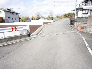 小泉第三期分譲地：北側市道(東側より撮影)